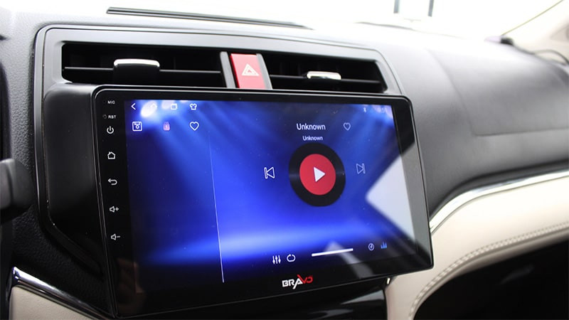 Bảng điều khiển trung tâm và các tiện ích kết nối trên Toyota Rush 2021