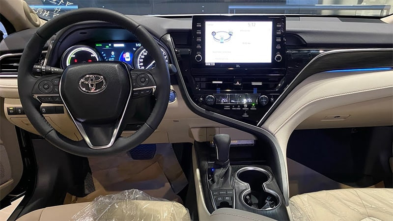 Bảng điều khiển trung tâm và màn hình giải trí trên Toyota Camry 2022