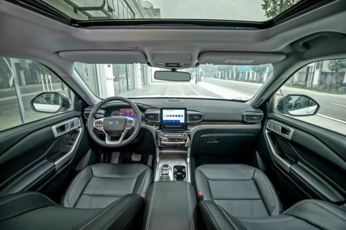 Bảng điều khiển và khu vực lái hiện đại của Ford Explorer 2023
