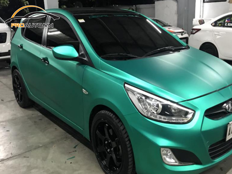 Bảng giá tham khảo dịch vụ dán wrap đổi màu cho xe Hyundai Accent.