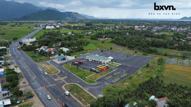 Bảng hiệu và lối vào chính Bến Xe Vạn Ninh tại Vạn Giã