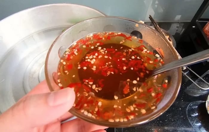 Nước chấm chua ngọt dùng để ăn kèm với bánh bèo