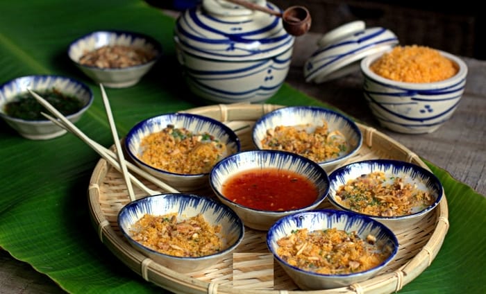Món bánh bèo Bình Định sẽ ăn kèm nước chấm chua ngọt và bánh mì giòn cắt nhỏ