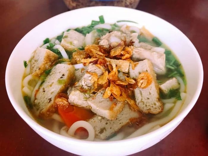 Bánh canh Bình Định làm từ sợi bánh bột mì mềm dai rất đặc trưng