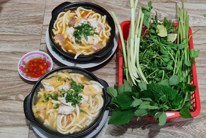 Món bánh canh Bình Định nên ăn kèm rau sống, chanh ớt