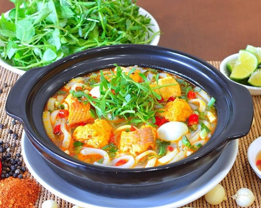 Bánh canh phố núi với nước dùng đậm đà, thơm ngon