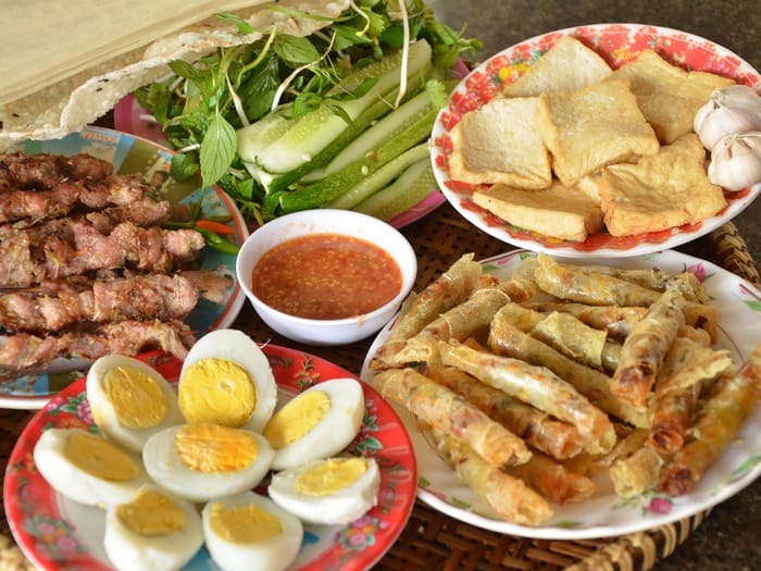 Các nguyên liệu đã chuẩn bị trước khi cuốn với bánh tráng