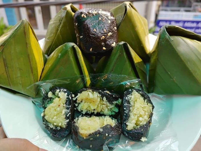 Bánh ít lá gai Bình Định được gói trong lá chuối, có nhân dừa và đậu xanh
