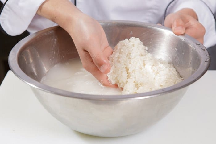 Gạo làm bánh dây Bình Định cần vo sạch và ngâm trong nước tro từ 6-8 tiếng