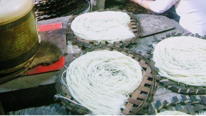 Công đoạn hấp bánh dây sau khi ép tạo sợi