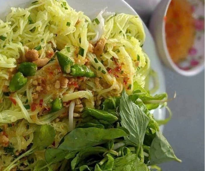 Bánh dây Bình Định thường ăn kèm dầu hẹ và đậu phộng rang