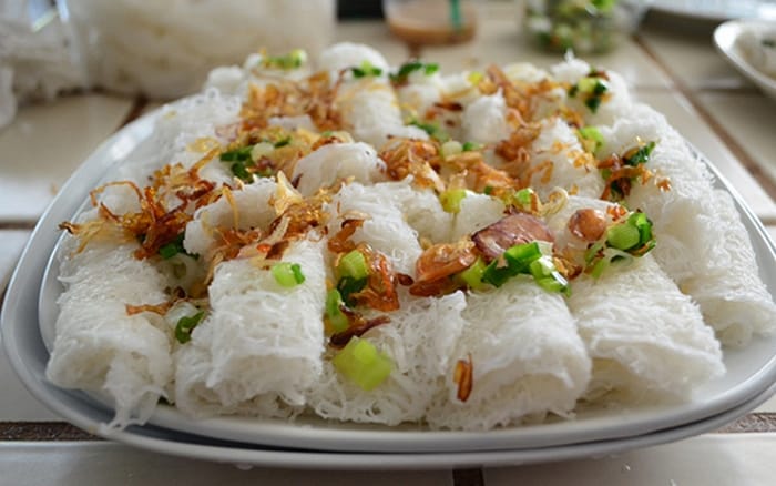 Bánh hỏi sau hấp trắng mịn, mềm dẻo nhưng không nát, sợi bánh tơi và đều