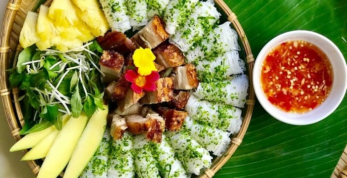 Bánh hỏi Bình Định có thể kết hợp với nhiều thực phẩm khác nhau tùy sở thích