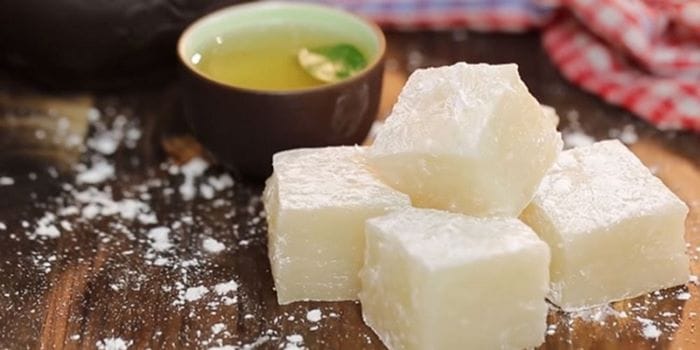 Bánh hồng Bình Định ngon nhất khi vừa cắt ra, nên nhâm nhi cùng trà ngon
