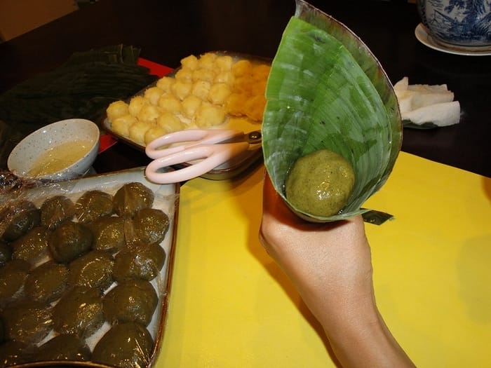 Cách gói bánh ít lá gai Bình Định hình tam giác với lá chuối