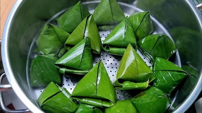 Xếp bánh ít lá gai Bình Định sau gói vào xửng hấp, hấp chín trong 30 phút