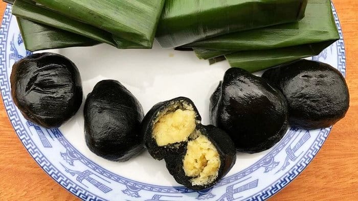 Bánh ít lá gai Bình Định nên thưởng thức với trà nóng để cân bằng vị ngọt