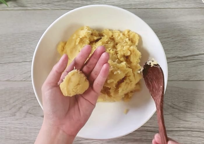 Đậu xanh làm bánh ít cần hấp chín rồi xay nhuyễn và nặn thành từng nắm nhỏ