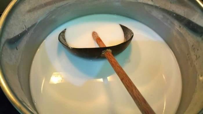 Phần bột gạo xay với nước cần sánh mịn, không có lắng cặn
