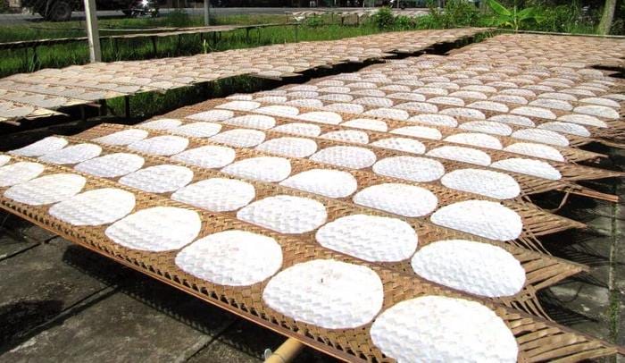 Bánh sau tráng cần đem phơi dưới nắng gió nhiều ngày đến khi khô hoàn toàn