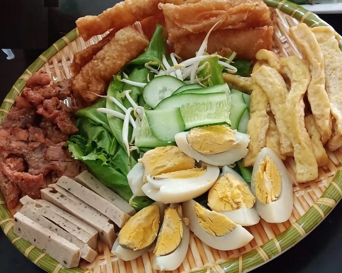 Bày các nguyên liệu ra đĩa lớn trước khi cuốn