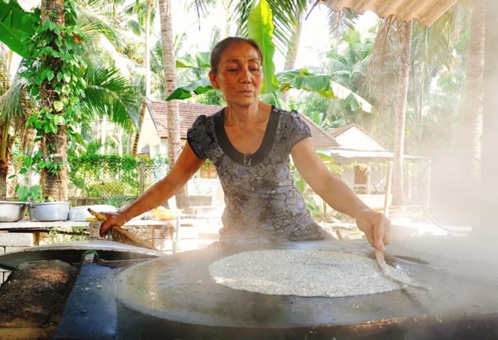Bước tráng bánh quyết định độ dày, phồng và giòn của bánh tráng dừa