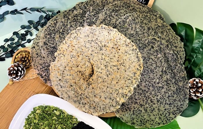 Bánh tráng dừa Bình Định chỉ cần bọc kín, bảo quản ở nơi khô ráo, thoáng mát là có thể giữ được khá lâu