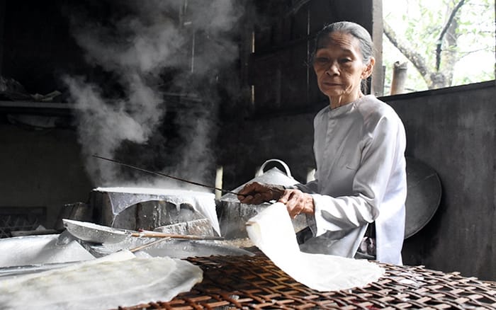 Tráng và hấp bánh là bước quyết định độ dẻo dai, mịn đẹp của bánh