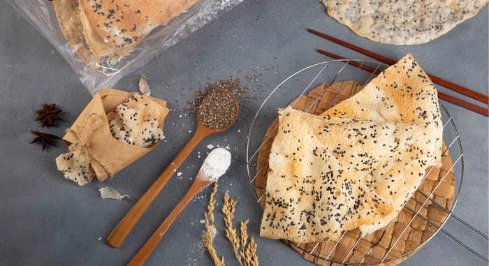 Bánh tráng mè Bình Định nên bảo quản trong túi kín, khi ăn thì nướng lại để cảm nhận trọn vẹn độ giòn thơm