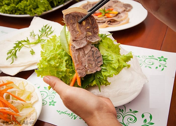 Bánh tráng mì Bình Định có thể nướng ăn hoặc nhúng mềm để cuốn ăn kèm rau thịt