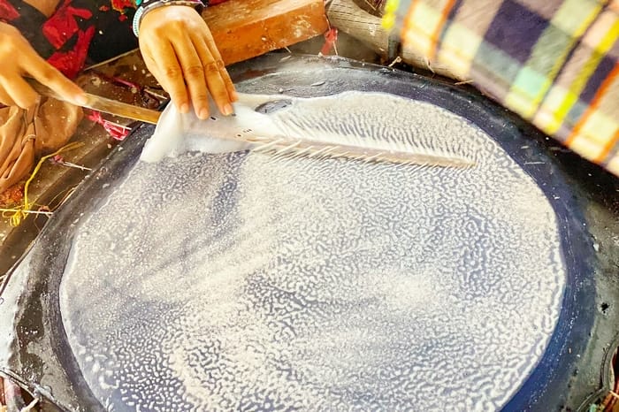 Công đoạn tráng bánh trên hơi nước quyết định độ dày mỏng của bánh tráng thành phẩm