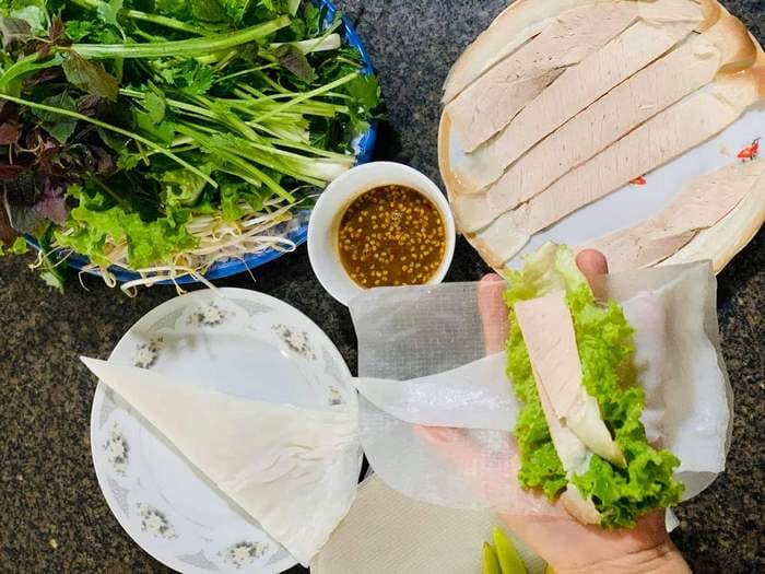 Bánh tráng mì Bình Định rất phù hợp để cuốn thịt rau với nhiều nguyên liệu khác