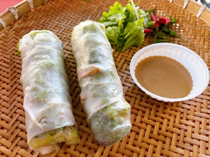 Bánh tráng nhúng Bình Định có thể ăn ngay hoặc kết hợp với nhiều thực phẩm khác nhau
