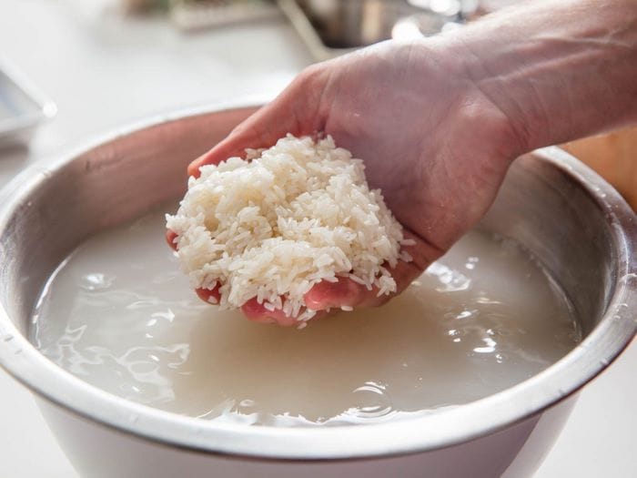 Để làm bánh tráng nhúng Bình Định, gạo cần ngâm 6-10 tiếng trước khi xay