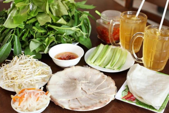Món bánh tráng nhúng cuốn thịt heo, cá hấp,... là một món ăn quen thuộc của người dân Bình Định