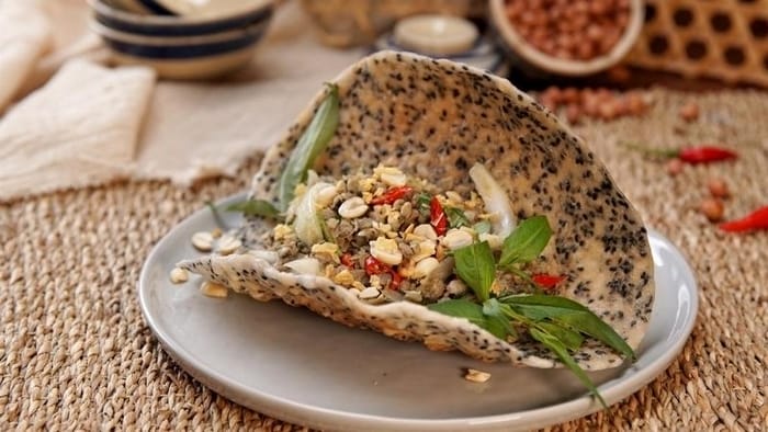 Bánh tráng nướng Bình Định thành phẩm giòn rụm, thơm lừng hương gạo, mè, cốt dừa
