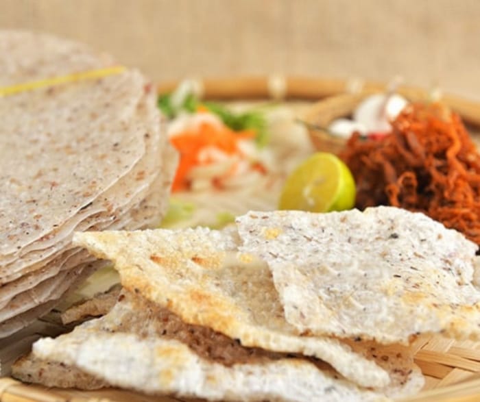 Bánh tráng nướng Bình Định có thêm hành tím, cốt dừa, hạt tiêu nên đậm đà hơn bánh các nơi khác