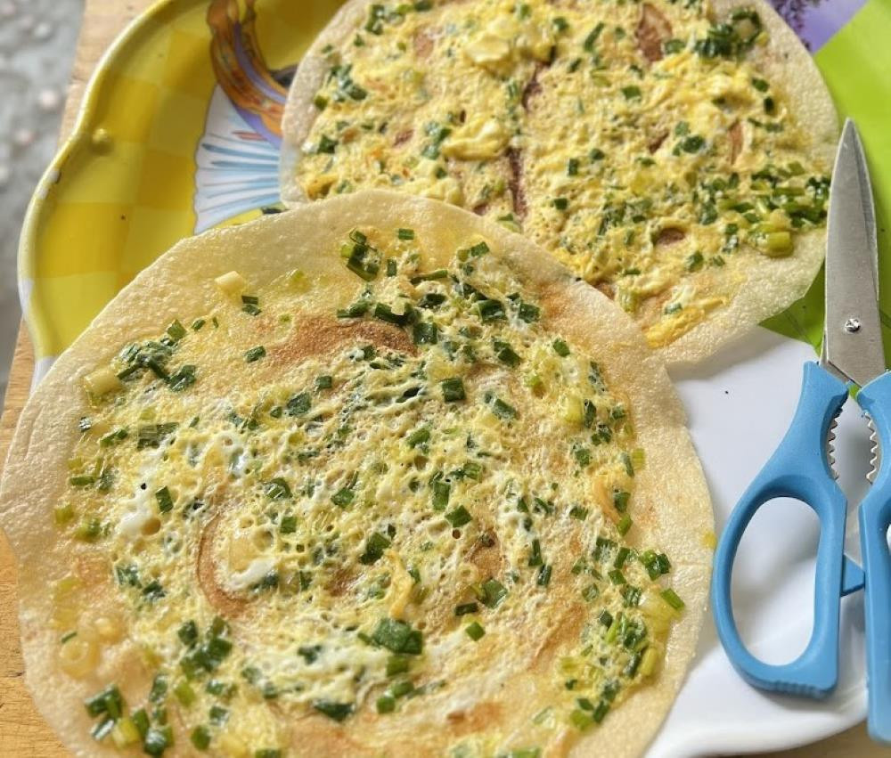 Bánh tráng nướng nóng hổi tại Cô Thảo Gò Vấp, nổi tiếng với hương vị thơm ngon và giòn rụm