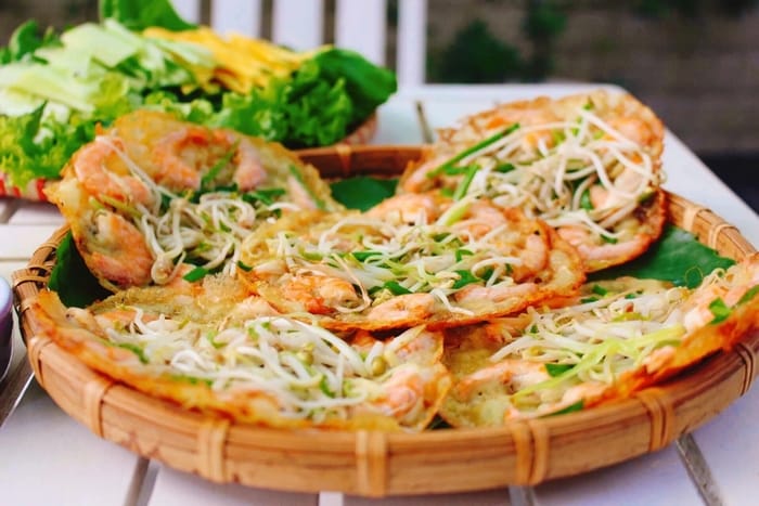 Bánh xèo Bình Định sử dụng tôm đất tươi rói kéo lưới lên từ đầm, cửa biển