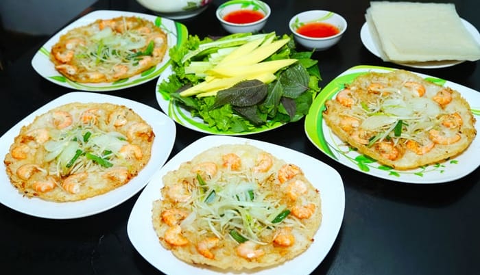 Bánh xèo Bình Định nên ăn cùng bánh tráng dẻo, rau sống và nước mắm chua ngọt