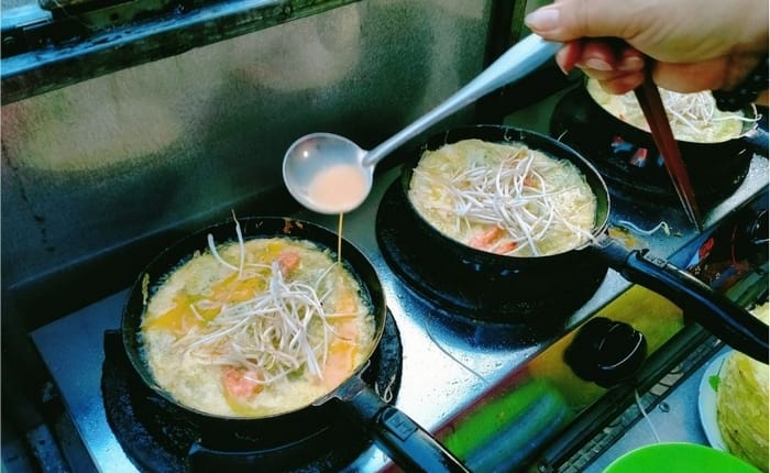 Đổ bánh xèo Bình Định trên chảo chống dính