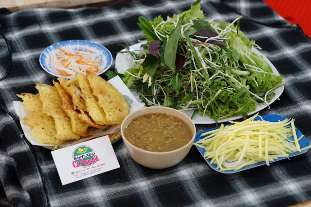 Bánh xèo Cô Nguyệt, một quán ăn vặt Gò Vấp nổi tiếng với món bánh xèo miền Trung truyền thống