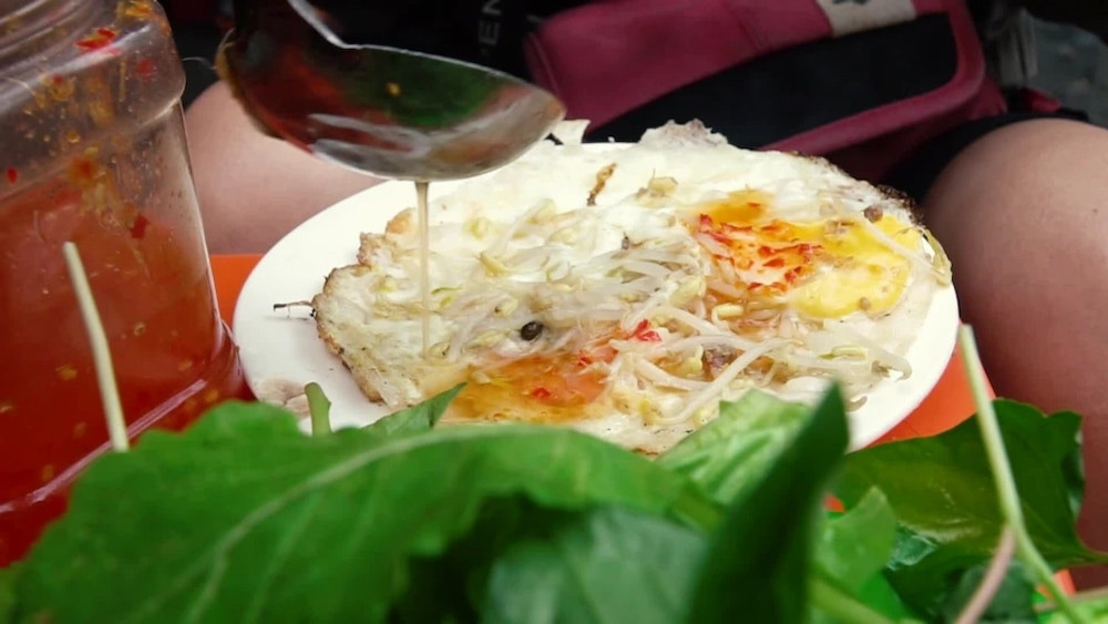 Bánh xèo Gia Lai với lớp vỏ dày dặn và màu trắng đục