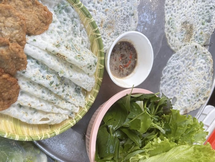 Món bánh xèo vỏ Bình Định làm từ gạo và nguyên liệu đơn giản