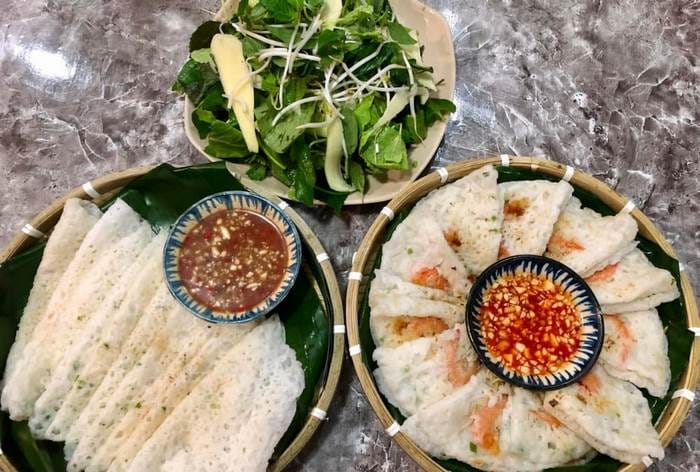 Nên thưởng thức bánh xèo vỏ Bình Định với rau sống tươi giòn để cân bằng hương vị