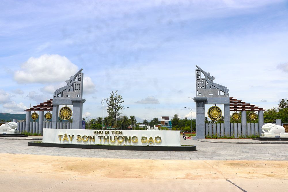 Bảo tàng lịch sử với kiến trúc truyền thống và cây xanh