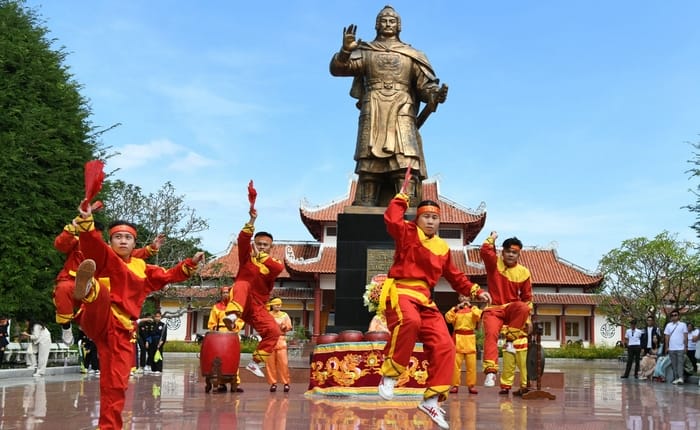 Màn trình diễn nhạc võ Tây Sơn của những “người con” của đất võ trong tiếng trống trận Quang Trung