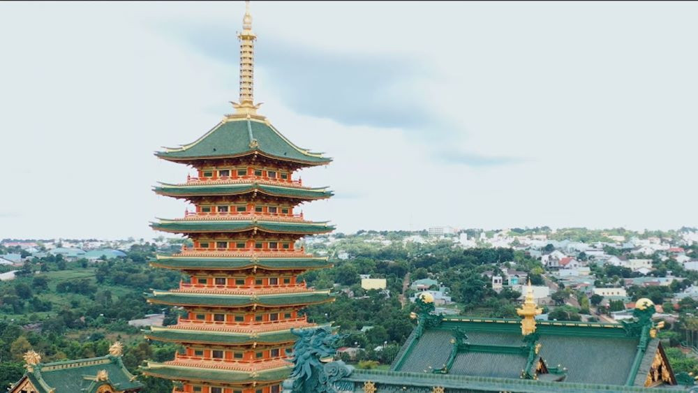 Bảo tháp Xá Lợi 9 tầng nổi bật giữa khuôn viên chùa Minh Thành