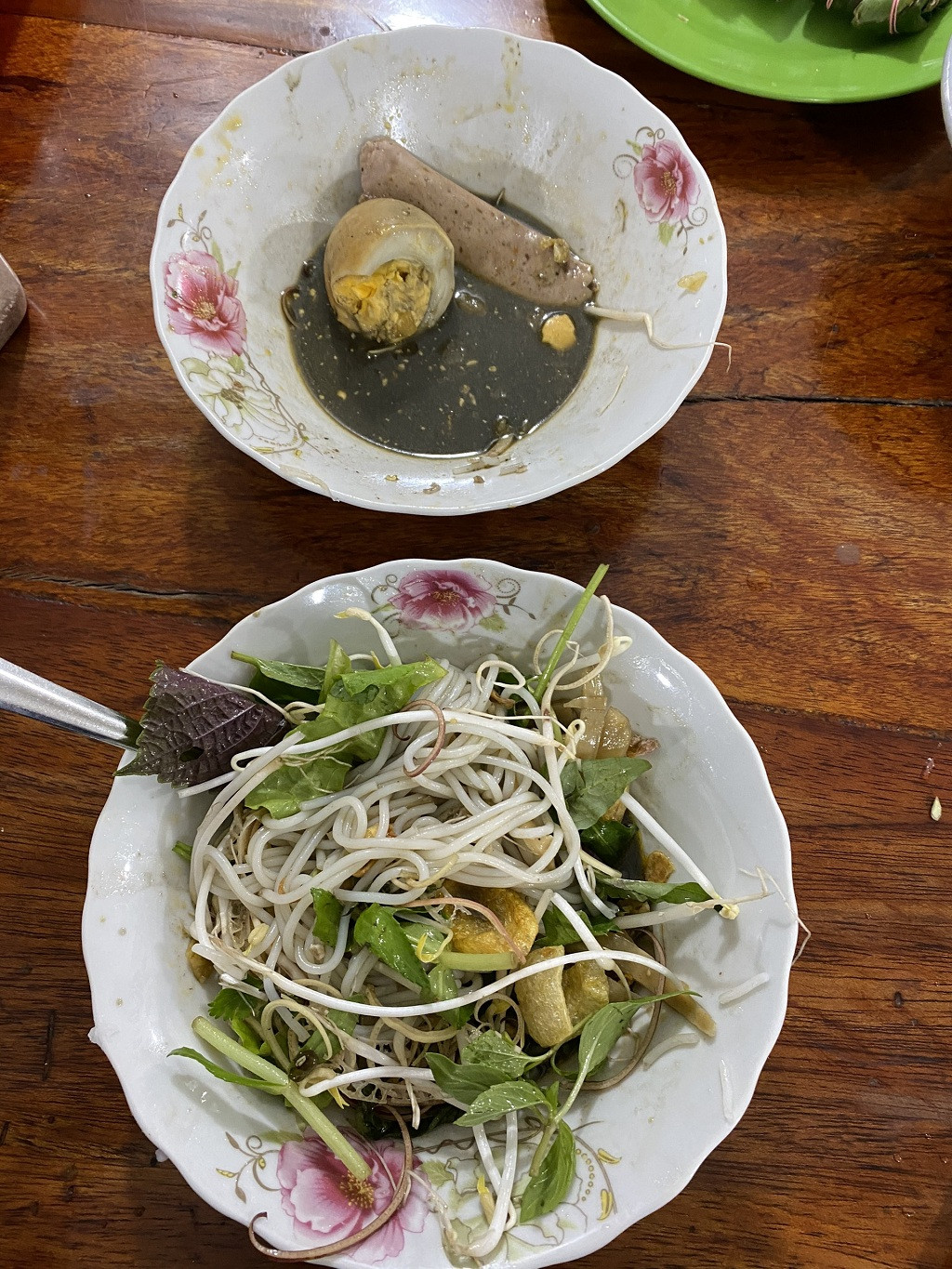 Bát bún cua thối Gia Lai thơm lừng với topping đa dạng như da heo và chả lụa