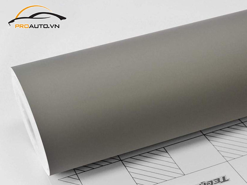 Bề mặt wrap Matte (mờ) trên thân xe ô tô, tạo vẻ mạnh mẽ và ấn tượng.